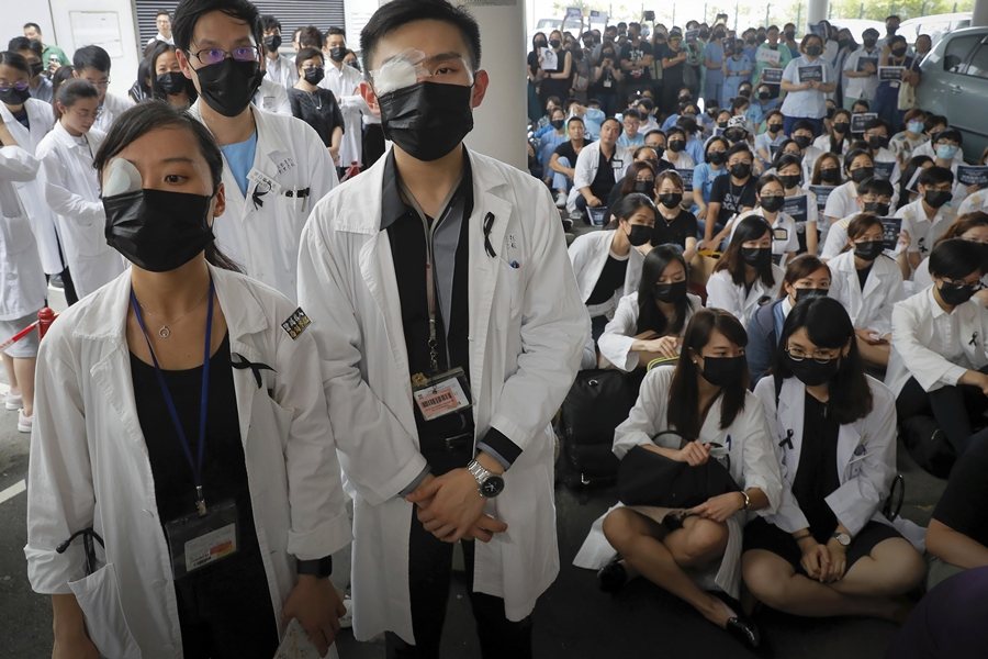 民間出現了很多自發性的運動，圖為醫護人員表達反送中的聲音。攝於8月13日，香港。 圖／美聯社