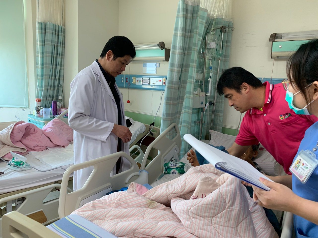 一般外科主任余明昌發現江婦罹患乳癌，安排她接受治療。圖／彰化醫院提供