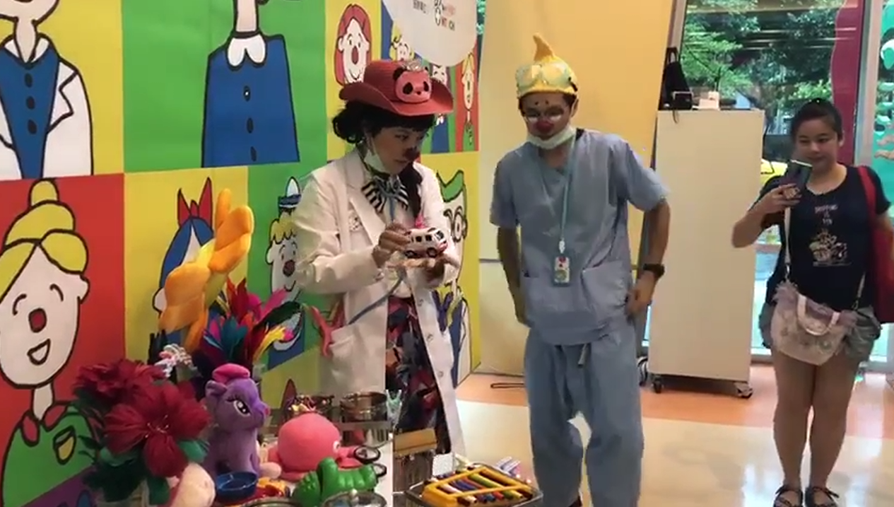 戴著紅鼻子、打扮趣味的小丑醫生，在台大兒童醫院展開「歡樂門診」。多年前台灣正式引進法國「紅鼻子醫生」計畫，在國內各大醫院巡迴，讓住院、看病的孩子暫時忘記病痛，也在冰冷的病房中，為孩子創造歡樂的治療回憶。記者章凱閎／攝影