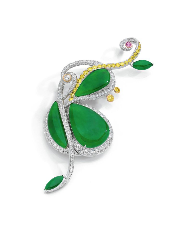 胡茵菲絲路音樂系列大提琴胸針，天然翡翠配鑽石及粉色剛玉， 估價約878萬元起。圖／蘇富比提供