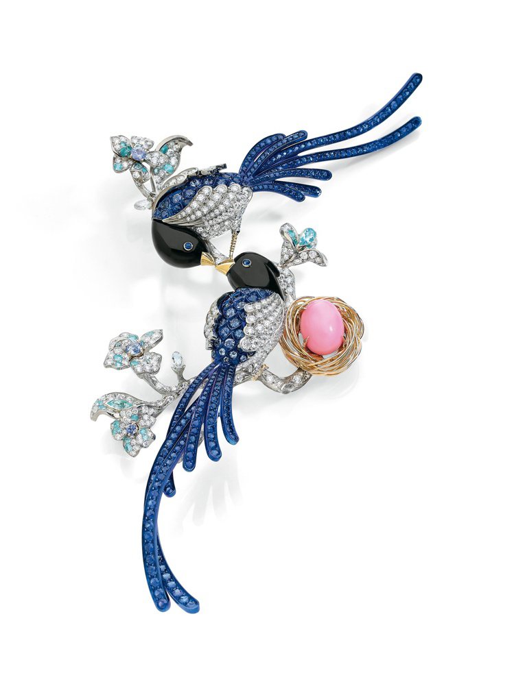 胡茵菲絲路音樂系列藍鵲胸針，海螺珠、配鑽石，估價約600萬元起。圖／蘇富比提供