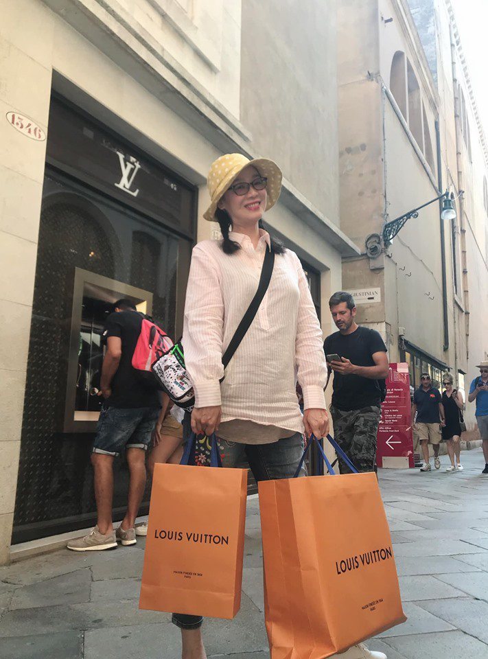 徐薇在義大利威尼斯購買了兩個路易威登的包款，回台後直播給粉絲看。圖／取自徐薇老師臉書