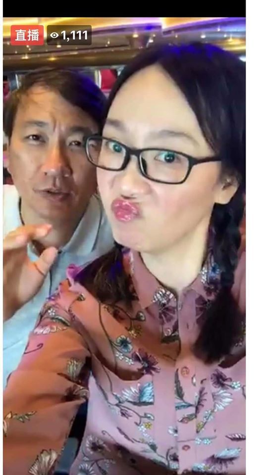粉絲截圖徐薇和先生的直播，徐薇表示這是「章魚小薇」。圖／取自徐薇老師臉書