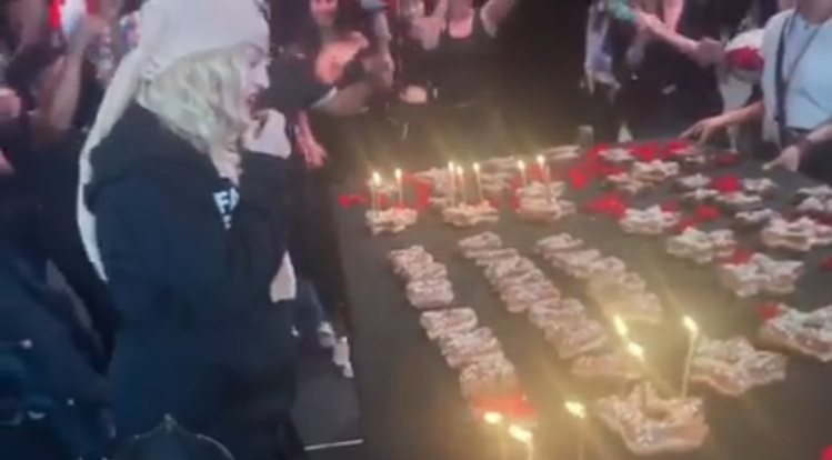 瑪丹娜看著舞群為她準備的生日獻禮。圖／翻攝自Instagram
