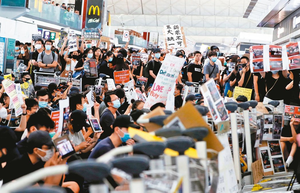 香港機場日前因「反送中」抗爭連續癱瘓。 （路透）