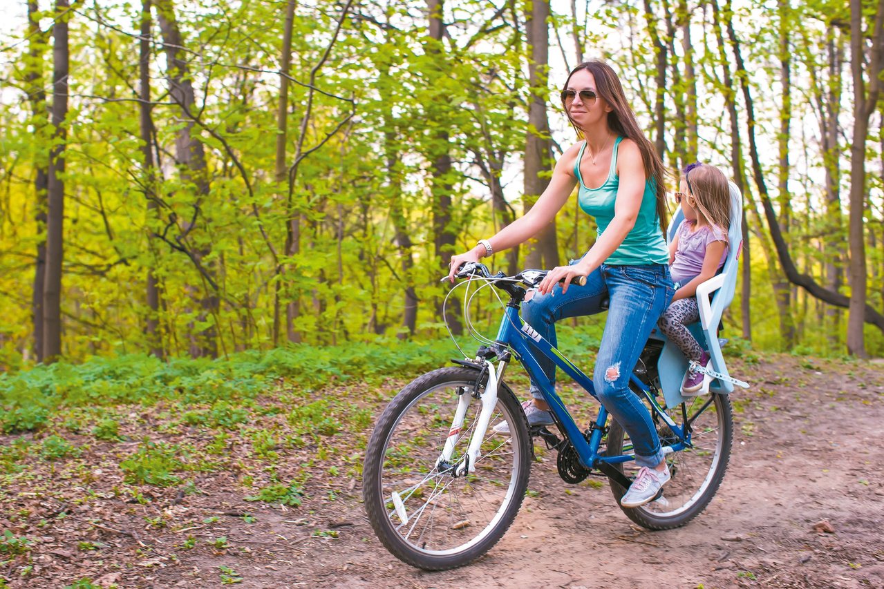 騎單車載孩子，後輪可考慮加裝隔板或選擇有附護腿板的安全座椅，以免孩子腳跟捲入受傷。