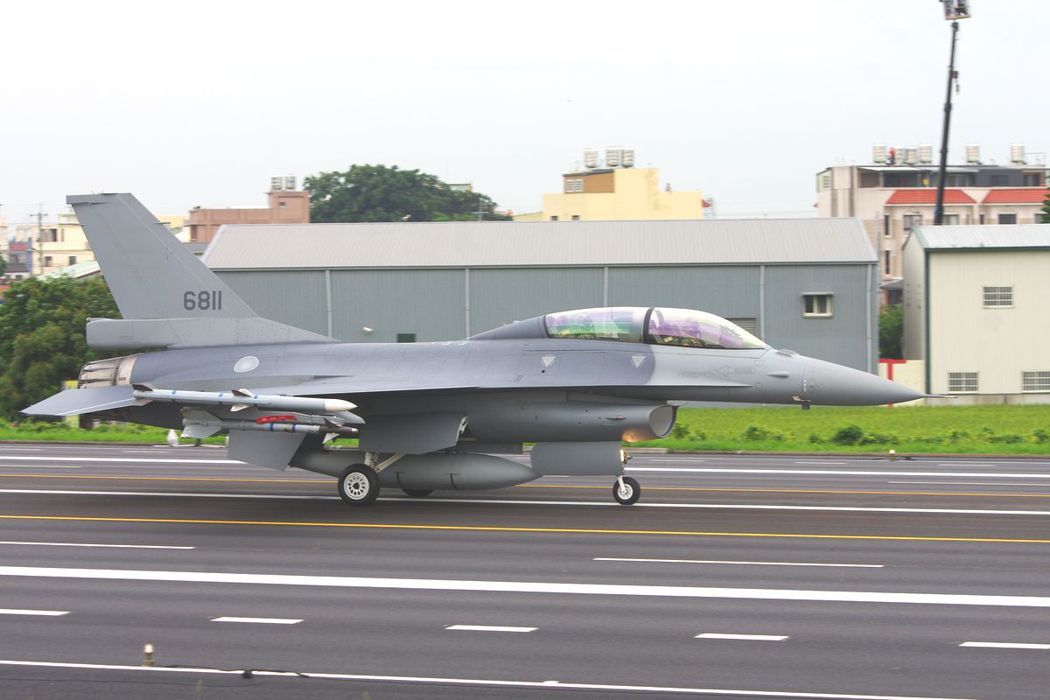 今年5月漢光演習期間，降落在中山高彰化路段的6811號F-16B，已經完成F-1...