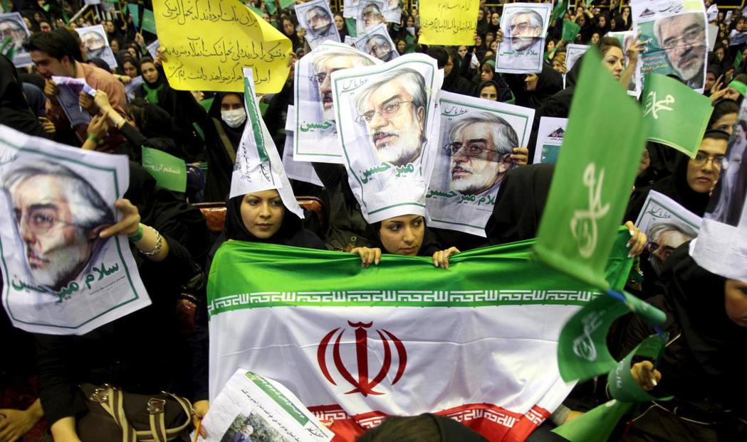 2009年伊朗爆發大規模抗爭，支持反對派總統候選人穆薩維的民眾，穿戴綠色服裝抗議...
