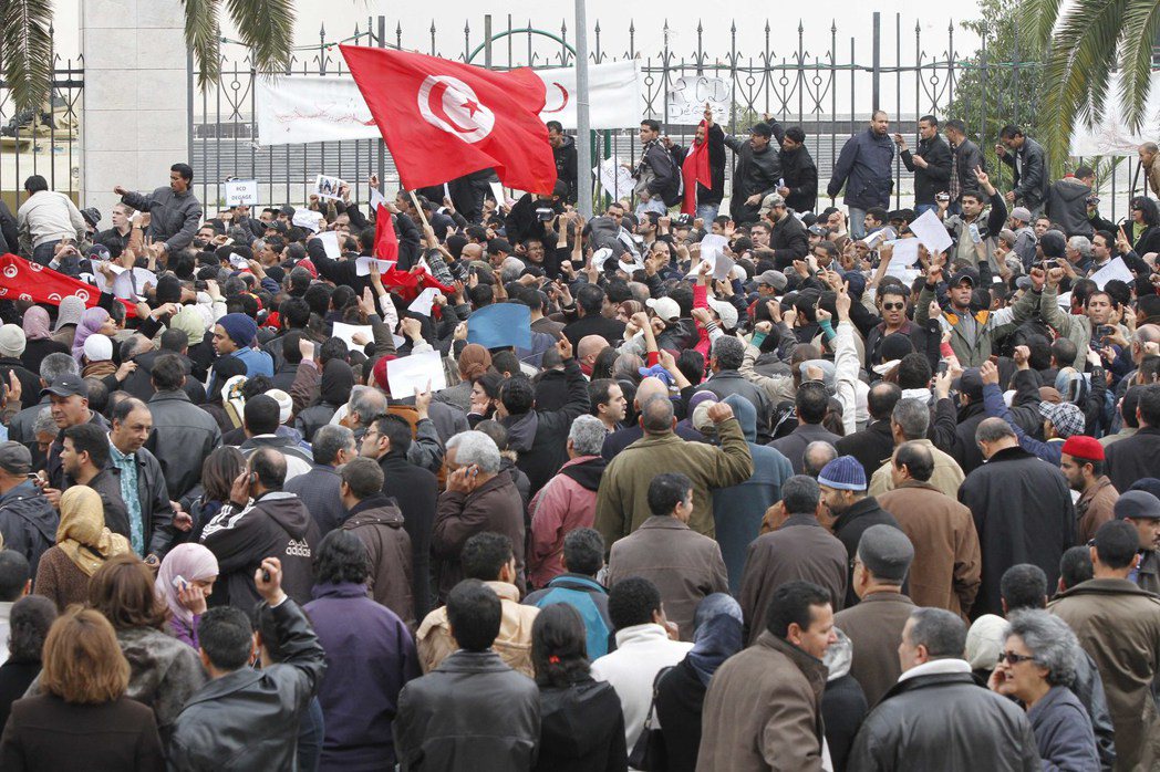 突尼西亞茉莉花革命造成總統班阿里2011年1月14日下台，但民眾仍不滿意，持續在...