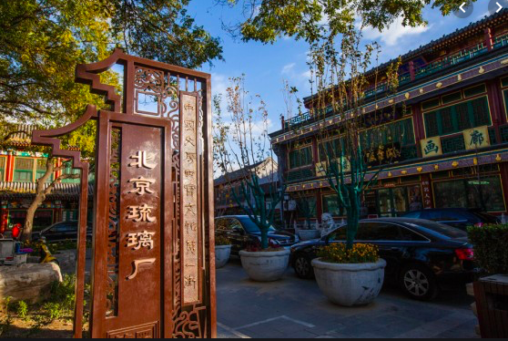 北京琉璃廠書畫市場還有一樣特別吸引人的招數─「承諾回收代賣本店出售的書畫作品」。...