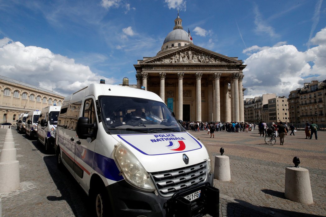 今年法國已有64名警察自殺。圖為巴黎萬神殿廣場上的警車。 （路透）