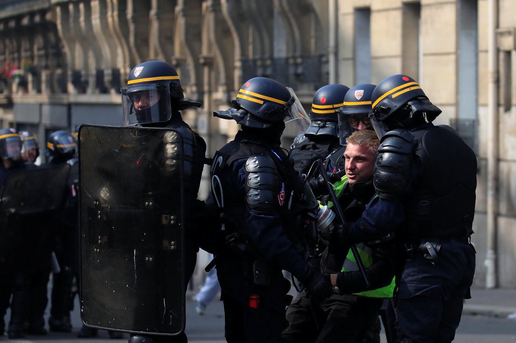 法國警察逮捕一名黃背心示威者。 （路透）
