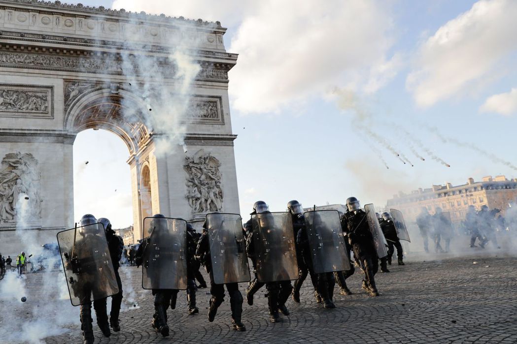 法國黃背心運動示威者會對警察暴力相向，警察強力壓制造成一些示威者傷殘。 （法新社...