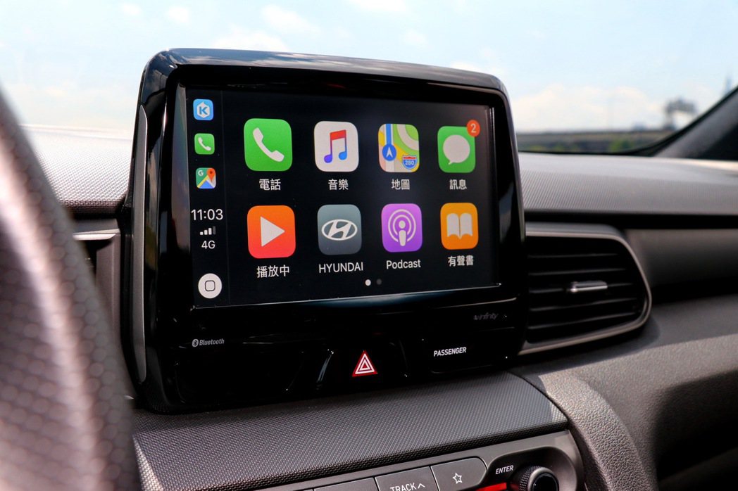 Apple Carplay以及Android Auto等流行的影音娛樂功能連結。...