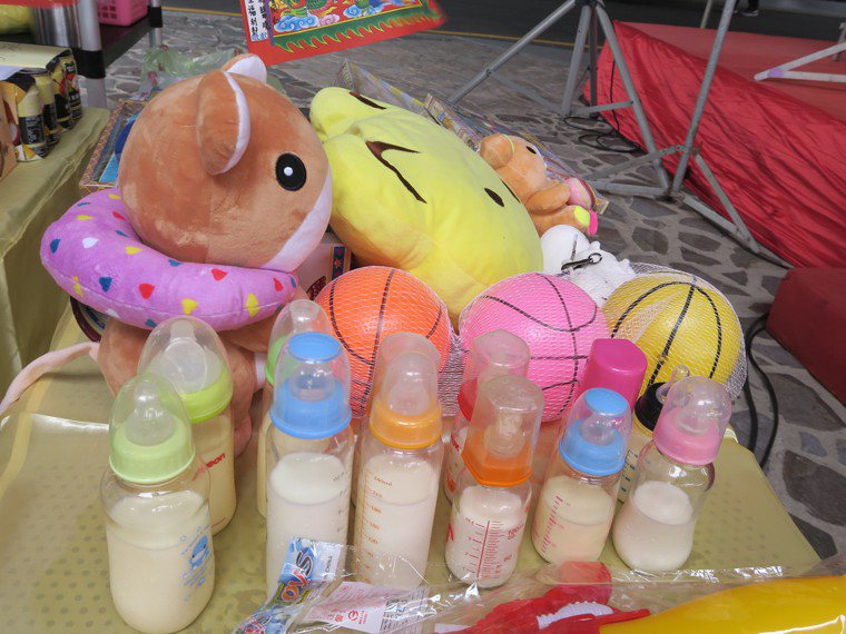 彰化醫院2019的中元普渡法會，其中還準備玩具、牛奶普渡嬰靈。圖／彰化醫院提供