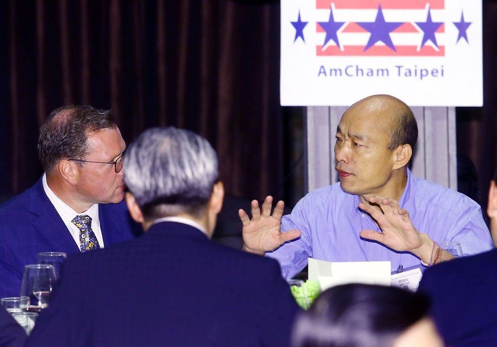 台北市美國商會昨舉辦午餐會，邀請國民黨總統參選人韓國瑜（右）發表演說。記者杜建重...