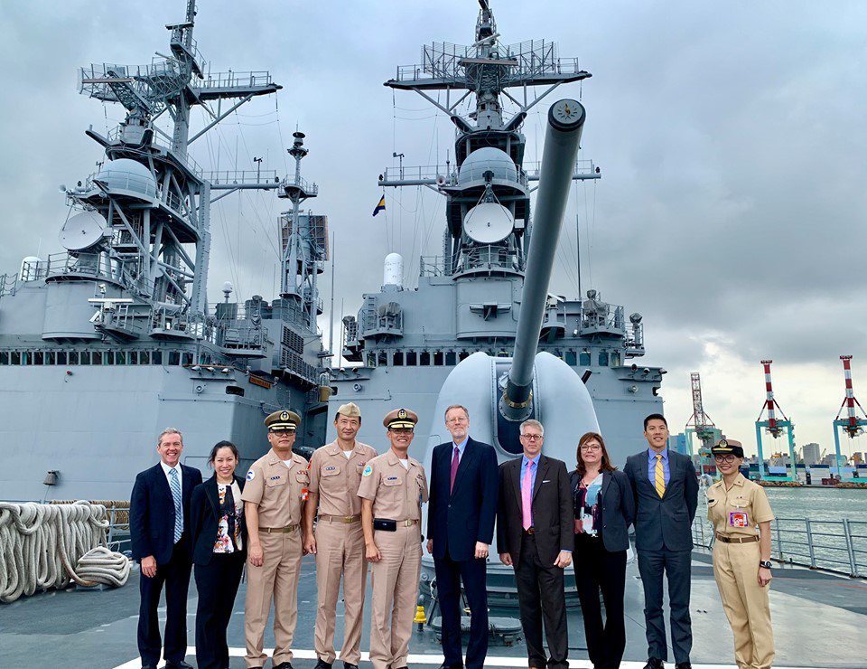 AIT處長酈英傑（右五）日前率團訪高雄，到營區參觀美國以軍售管道來台的軍艦、兩棲...