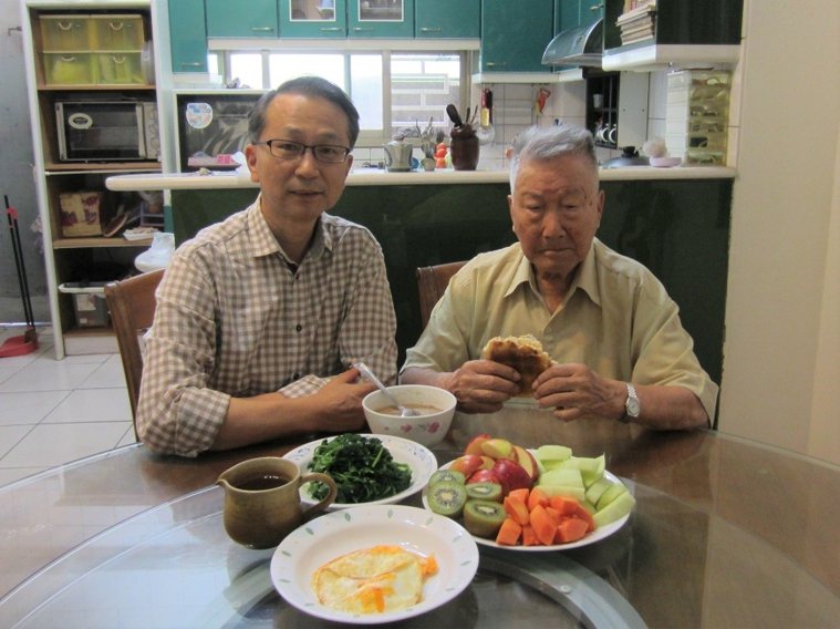 韓柏檉父親（右）百歲後仍注重養生，父子倆以往會一起吃早餐。