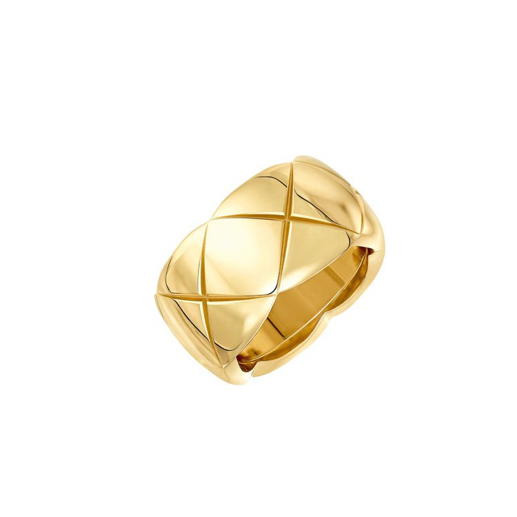 香奈兒Coco Crush 18K Beiges 米色金戒指中型款，10萬7,000元。圖／香奈兒提供