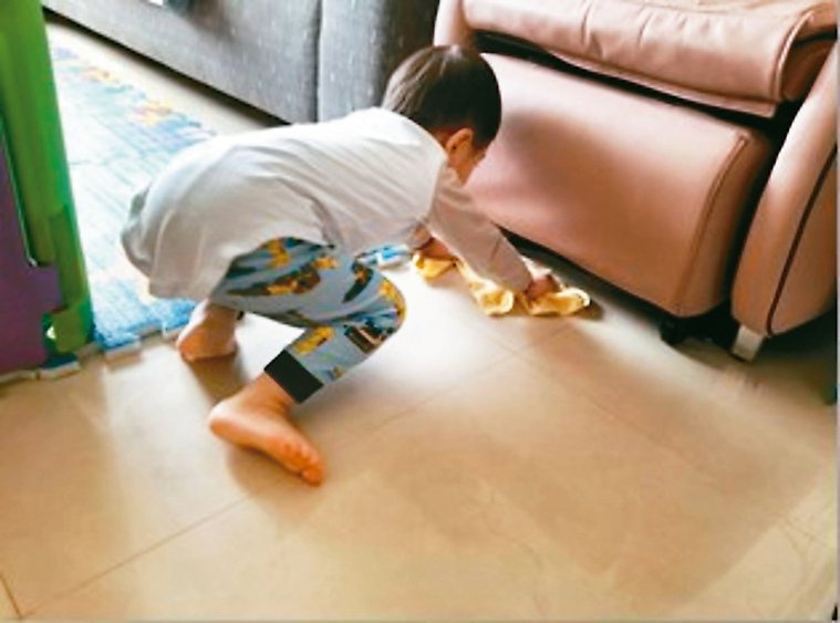 孩子跪地擦地板，可幫助肌力，訓練神經協調。 圖／台灣妥瑞症協會提供