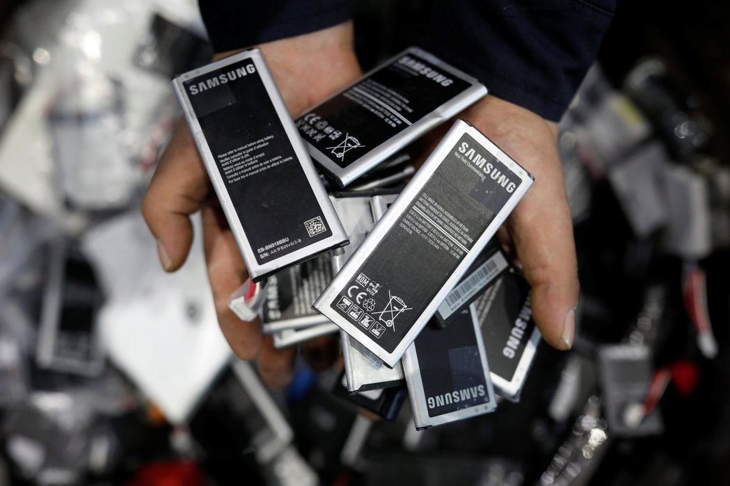手機的鋰電池含有多種金屬成分，可回收再利用。 （路透）