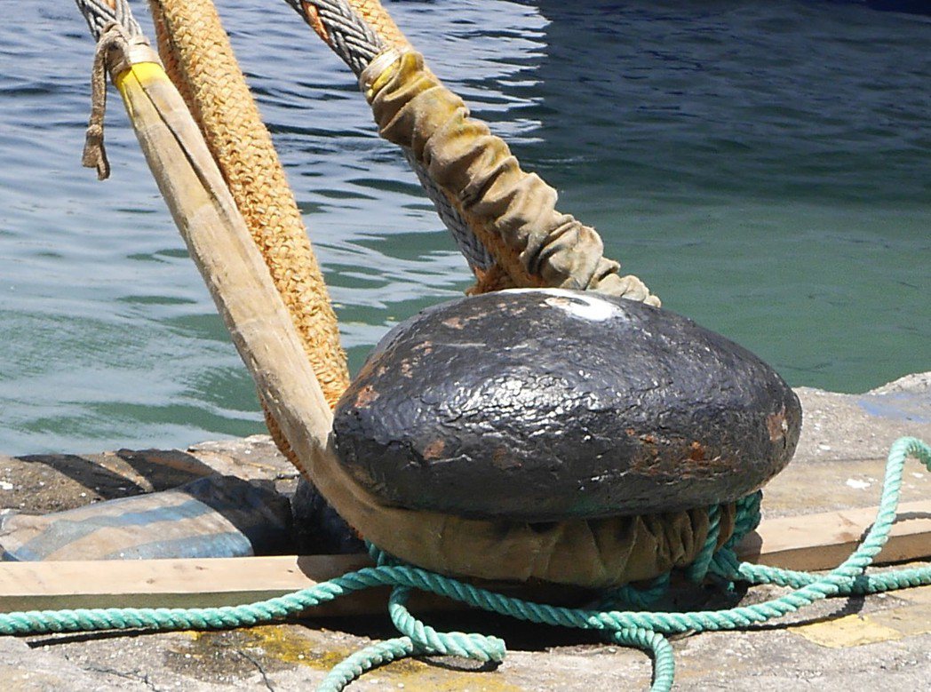海巡人忌諱坐碼頭綁船的香菇頭，怕一坐就撈到大體。 記者吳淑君／攝影