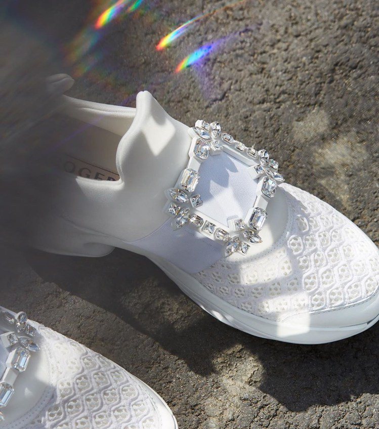 Roger Vivier Viv Run白色科技布料水鑽扣飾休閒鞋，42,600元。圖／迪生提供