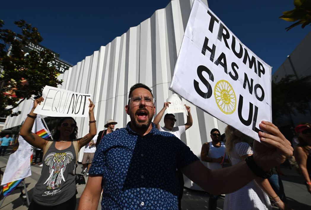 示威者9日在加州西好萊塢市抗議羅斯為川普募款，揚言抵制羅斯旗下豪華健身俱樂部。圖...