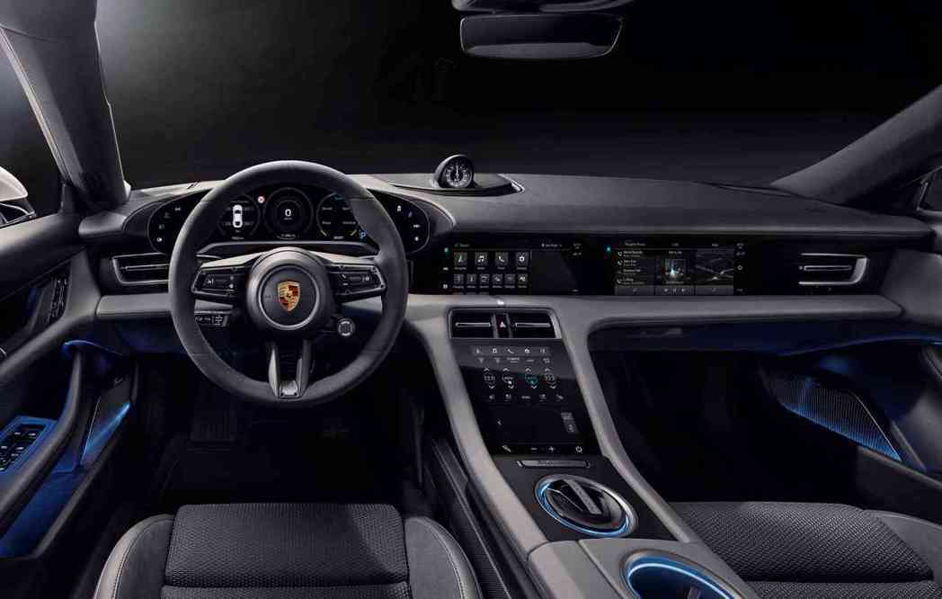 Taycan 內裝結合Porsche 經典元素與新世代使用者體驗，呈現無與倫比的優雅簡潔的車室氛圍。 圖／Porsche提供