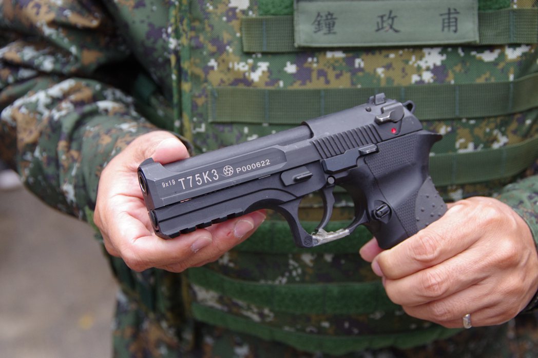今年才開始配發部隊的國造T75K3手槍，代表最早是民國75年研發，此為第三次改款...
