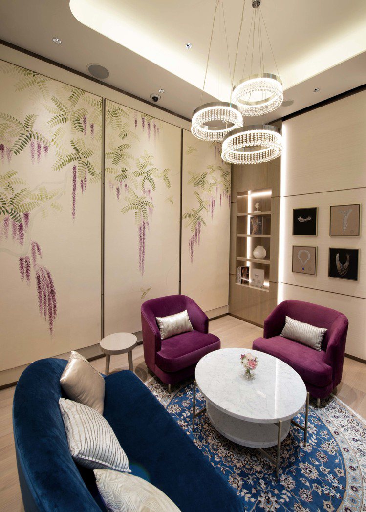 VIP室牆面採用來自歐洲純手工繪製壁紙，清麗典雅的紫藤花，展現浪漫醉人的日式風情。。圖／MIKIMOTO提供