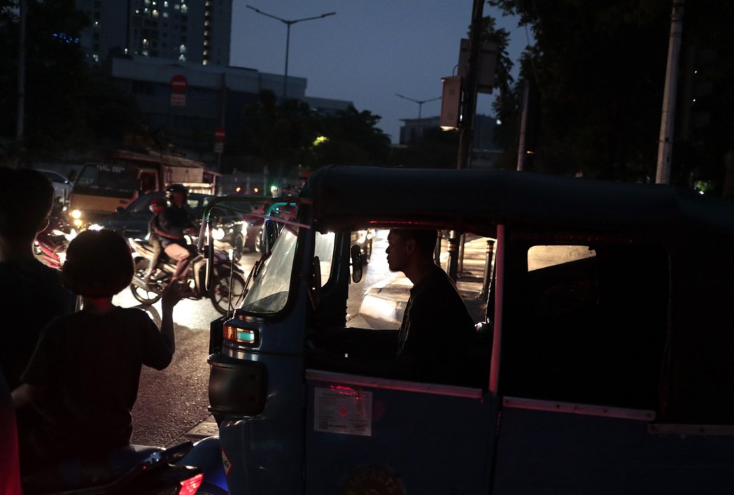 雅加達4日停電，紅綠燈不亮，駕駛人各憑本事過馬路。（美聯社）