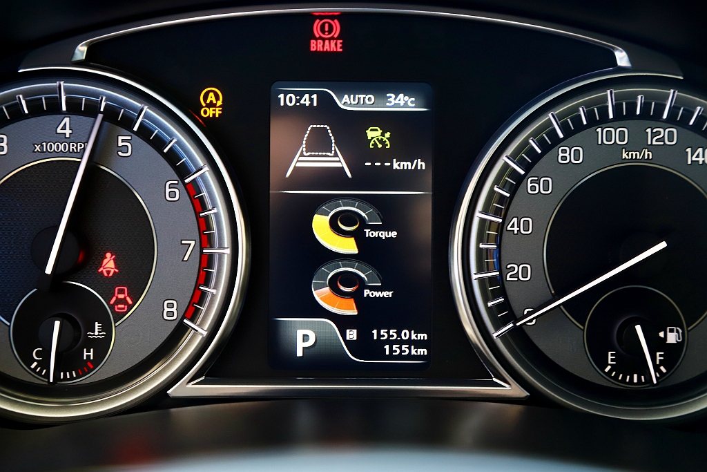 列為標配的4.2吋全彩整合式多功能行車資訊顯示幕，不僅可檢視油耗、里程、時速、時...