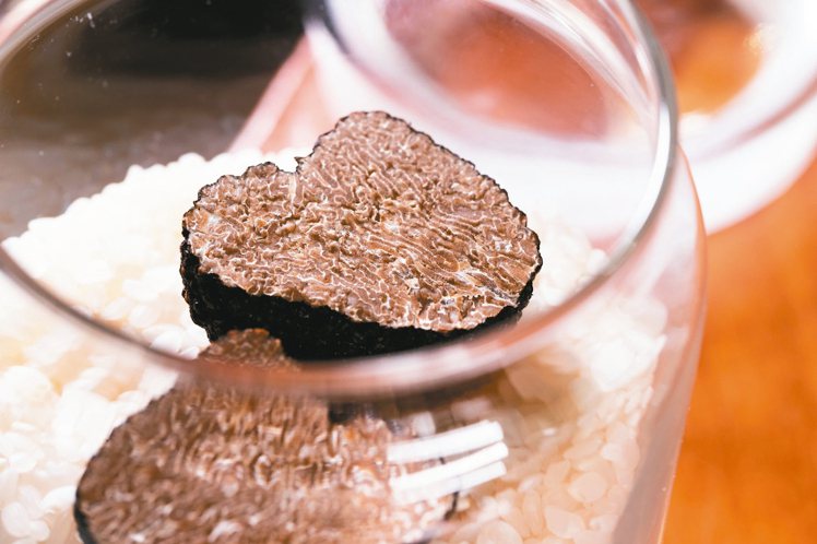 鼎泰豐的黑松露炒飯使用義大利完整黑松露。 記者陳立凱／攝影