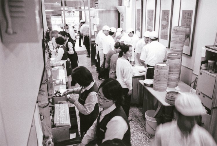 早期的鼎泰豐信義創始店，內外場員工眾多。 圖／鼎泰豐提供