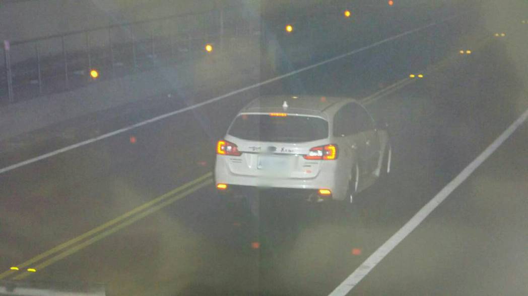 一輛白色自小客車行駛基平隧道時，被測速器拍下時速192公里，警方已開出2萬4000元罰單。記者邱瑞杰／翻攝