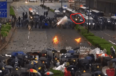 在網路上流傳的一則GIF圖檔，疑似香港警察自己丟汽油彈，再誣賴成是示威者所為。 圖／作者提供