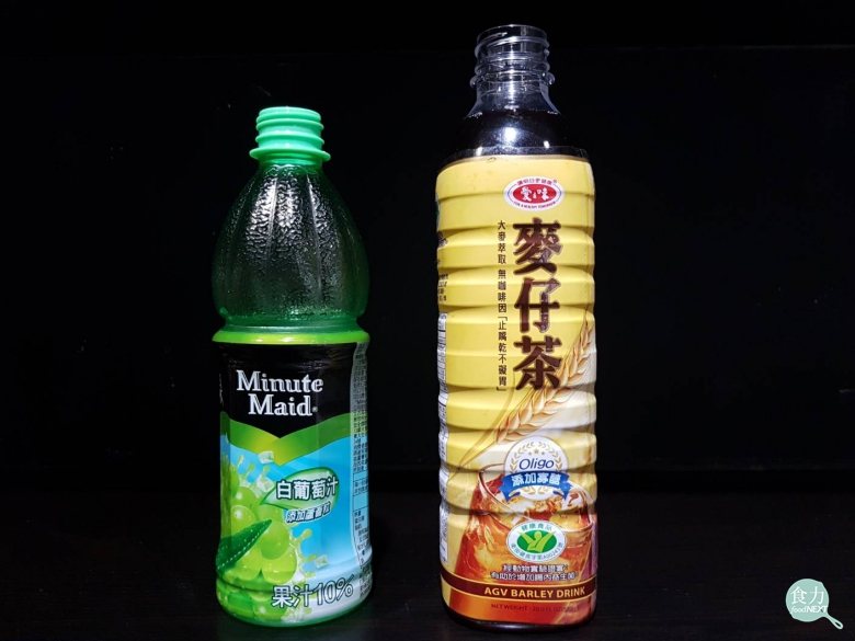 左為結晶瓶口（不透明綠色的部分），右為一體成型（非結晶瓶口）。