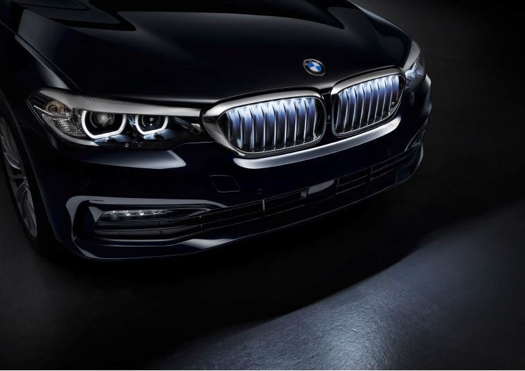 BMW現在提供美規5 Series (G30/G31) 發光水箱護罩套件功選配。 摘自Bimmerpost