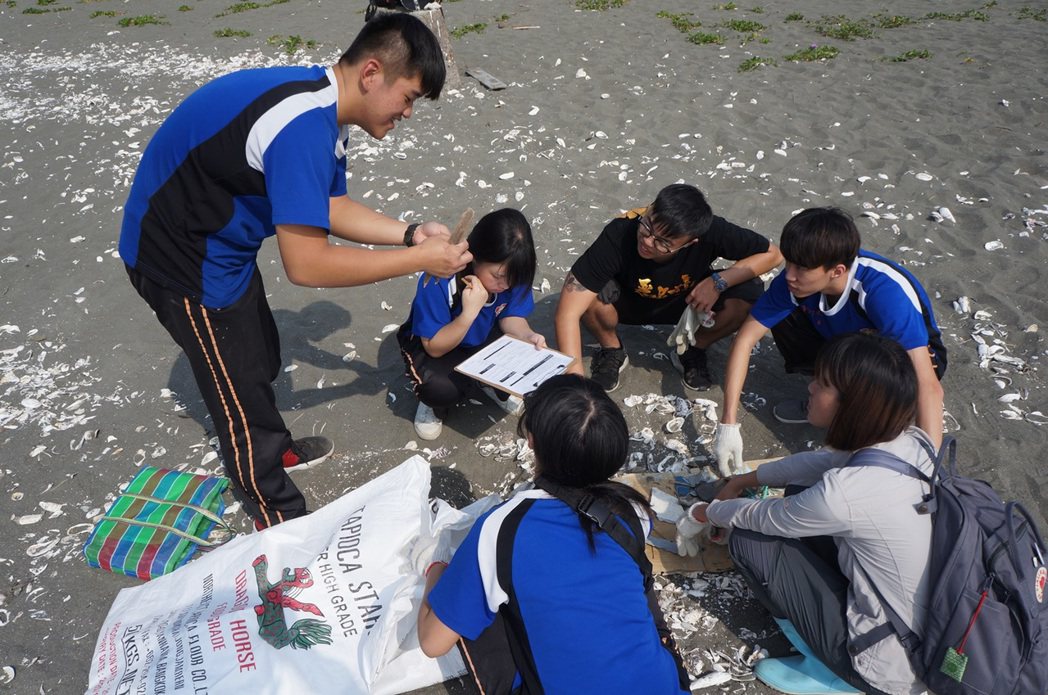 不少國中小學生跟著環境友善種子的腳步來到台江國家公園，學會認識環境。 圖／環境友...