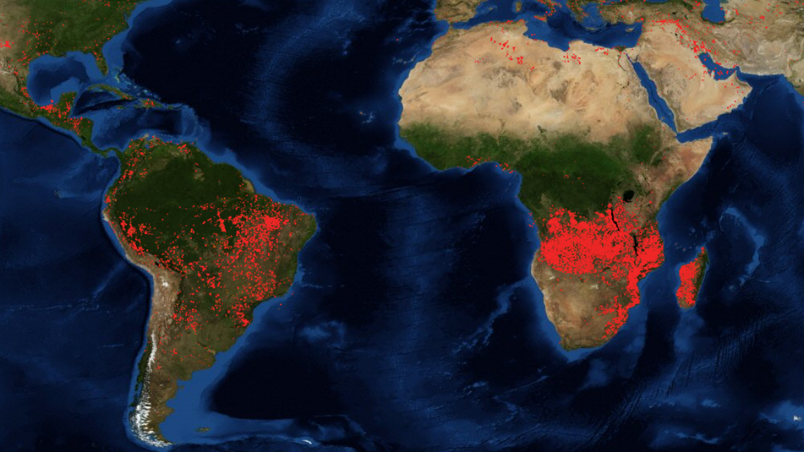 NASA在25日公布的衛星圖像，從加彭到安哥拉一帶的中非地區的野火，明顯比亞馬遜...
