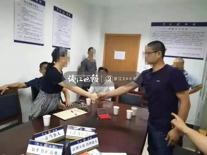 30歲的小王（左）已與爸爸的陳姓同事握手言和。圖取自錢江晚報