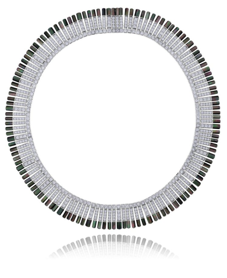 Chapman’s Zebra高級珠寶項鍊，鑲嵌公主方形與圓形明亮式鑽石，外側環繞灰色珍珠母貝，約1,460萬元。圖／De Beers提供