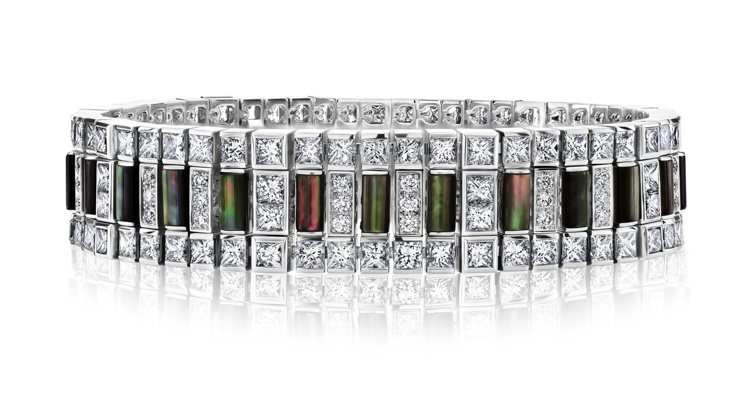 Chapman’s Zebra高級珠寶手環，公主方形切割和圓形明亮式鑽石，穿插點綴灰色珍珠母貝，約715萬元。圖／De Beers提供