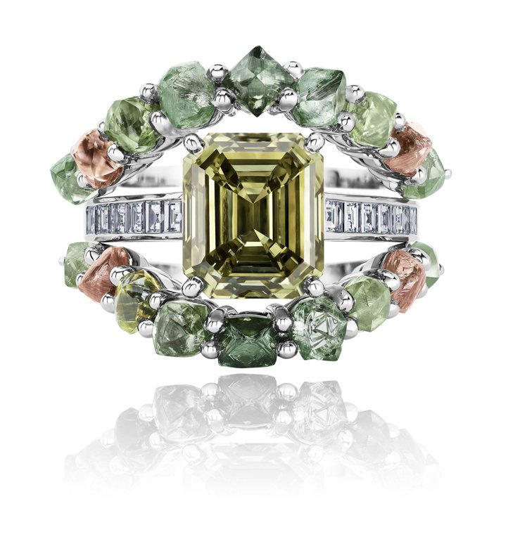 Knysna Chameleon高級珠寶戒指，彩色鑽石原石圍繞著中央的4克拉的祖母綠形切割彩鑽，約810萬元。圖／De Beers提供