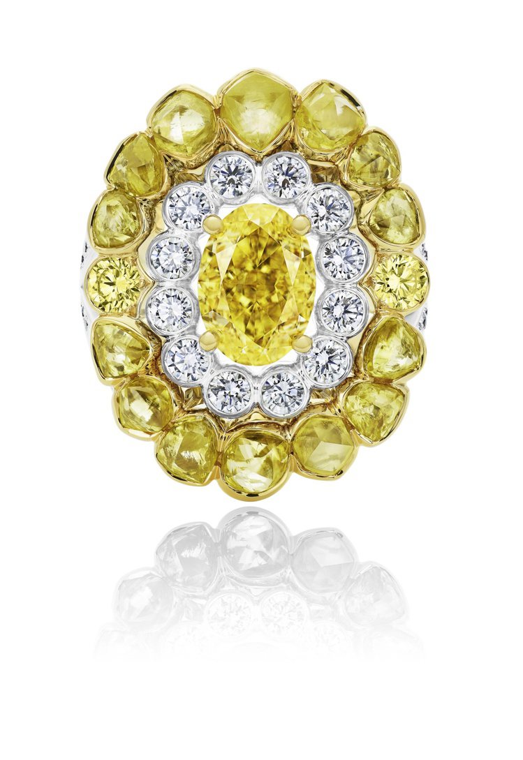 Electric Cichlid高級珠寶雞尾酒戒指，黃色天然鑽石原石環繞著白色圓形明亮式的鑽石光環，與2克拉橢圓形中央主鑽，約275萬元。圖／De Beers提供