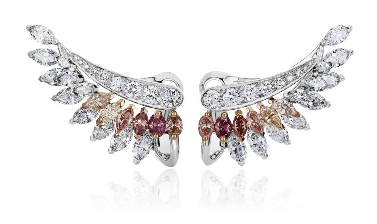 Greater Flamingo高級珠寶耳環，欖尖形的白鑽與彩鑽，約585萬元。圖／De Beers提供
