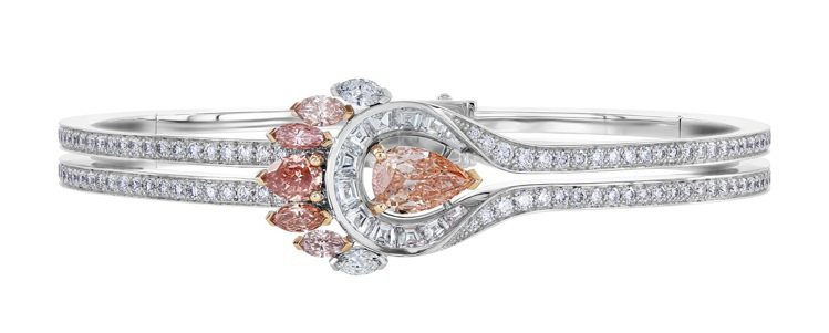 Greater Flamingo高級珠寶手環，圓形明亮式白鑽、欖尖形白鑽與彩鑽環繞著一顆1克拉的梨形主鑽，約845萬元。圖／De Beers提供