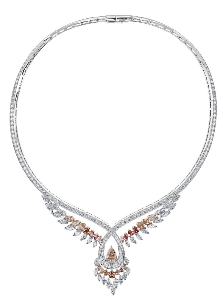 Greater Flamingo高級珠寶項鍊，以欖尖形鑽石圍繞著圓形明亮式與長梯形鑽石，搭配3克拉梨形中央主鑽，約4,690萬元。圖／De Beers提供