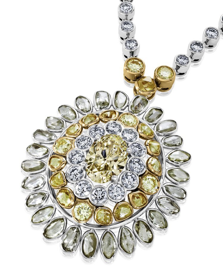 Electric Cichlid高級珠寶圓牌鍊墜，主鑽為3.30克拉橢圓形鑽石，環繞裝飾的天然鑽石原石與拋光美鑽，約975萬元。圖／De Beers提供